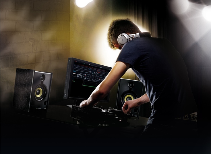 Hercules-XPS-2080-DJ-Monitor-lifestyle